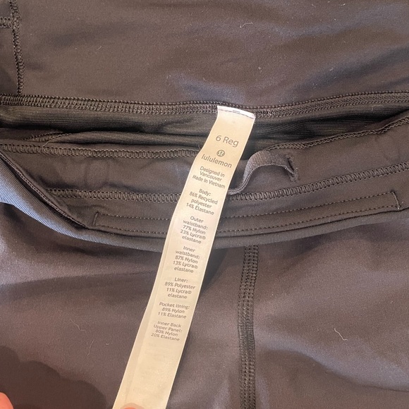 Lulu Lemon Speed Up Low-Rise Lined Short 2.5" !! Very lightly worn! - Picture 3 of 7